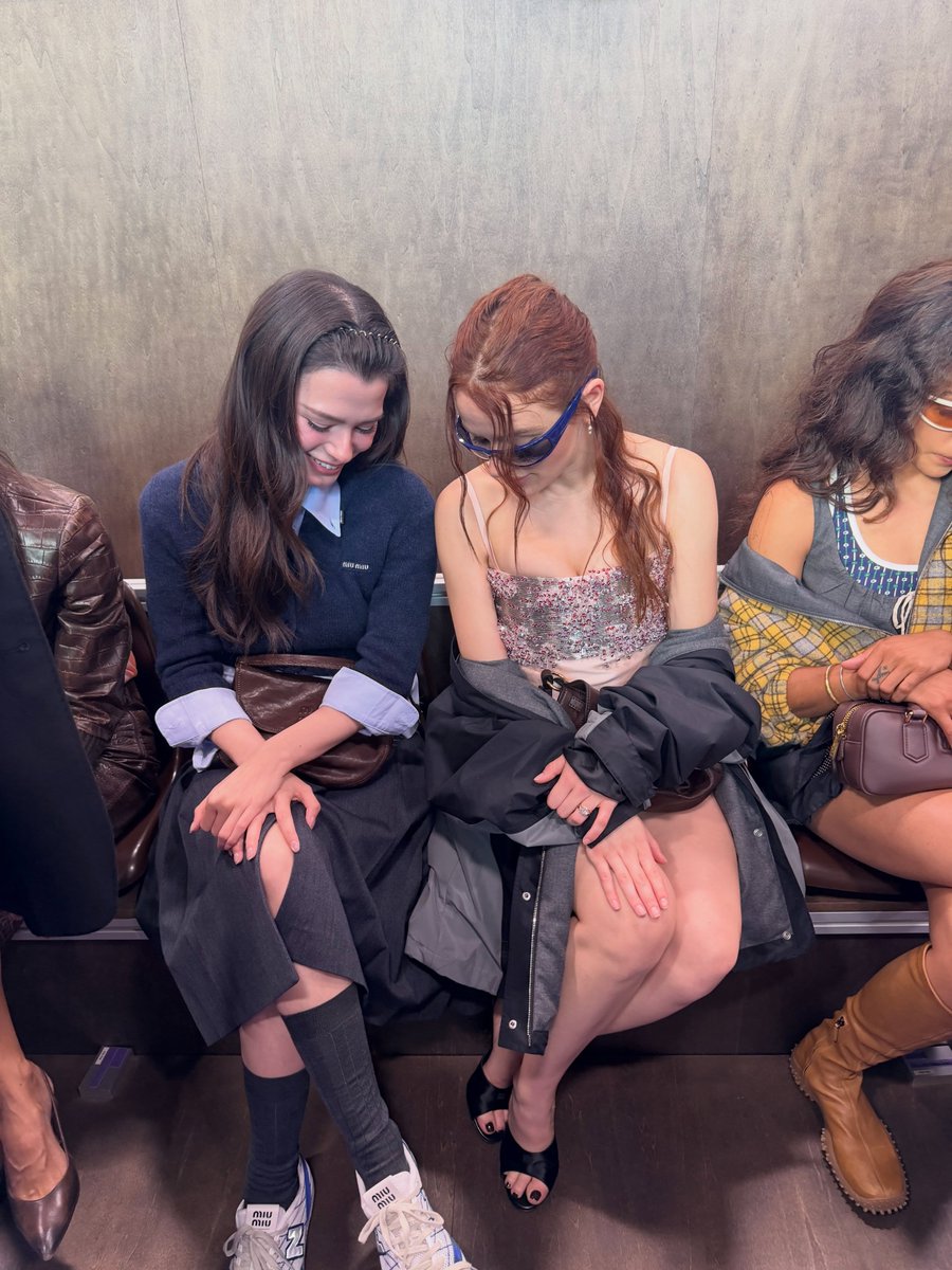 ThaiRoseyBecky's tweet photo. Sit together ✅️
Like each other's posts✅️
Okay,

REBECCA X MIU MIU PFWSS27
#MiuMiuSS27xBecky
 #MiuMiuSS27
#MiuMiuPFWxBecky 
#beckysangels
#BeckyArmstrong‌ https://t.co/fSRlGRLaXi