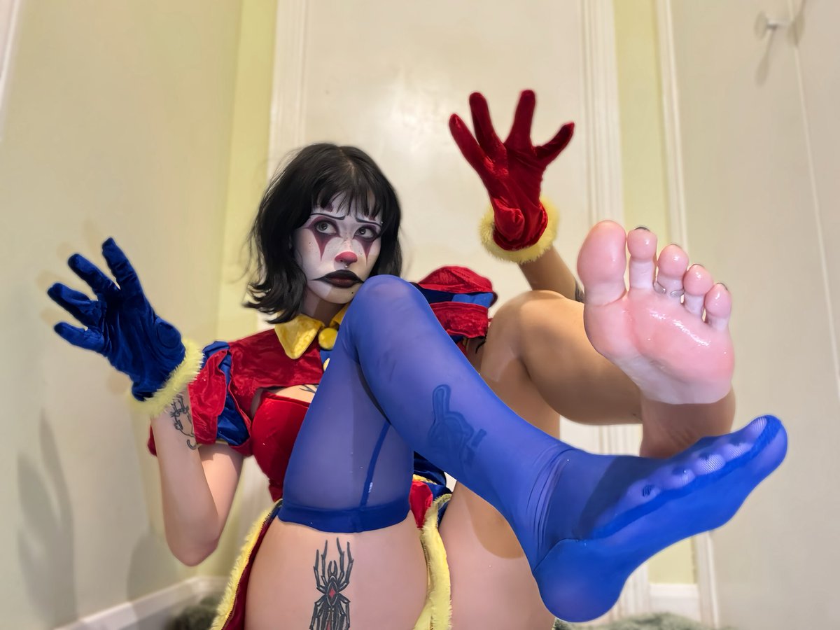 mivvywantsit's tweet photo. did someone say clown girl feet? https://t.co/CpVse2xeof