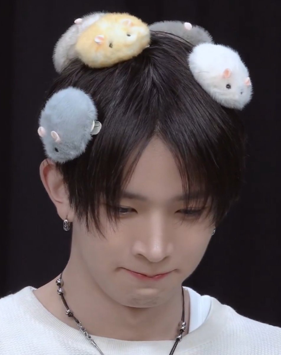 forevxn_'s tweet photo. HE’S TOO CUTE 😭 I CAN’T HANDLE IT 😭 https://t.co/6wQRqlJR9E