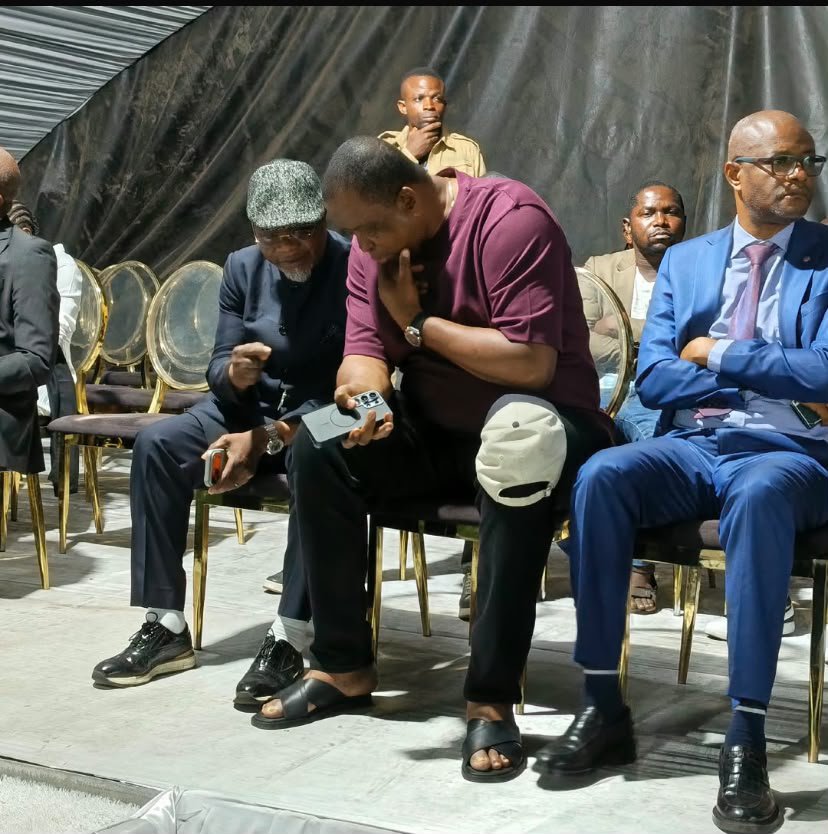 DomiKande's tweet photo. Dans cette terrible épreuve qui frappe le Professeur André Mbata, Secrétaire permanent de l'Union Sacrée, suite à la perte de sa chère fille Sarah Tshimbiambo Mbata, la solidarité et la compassion se sont manifestées avec force. C'est ainsi que le Conseiller spécial du Chef de l'Etat en matière de sécurité, Eberande Kolongele, le Conseiller principal en matière d'infrastructures, David Mukeba, ainsi que le Docteur Télé Batampi, haut cadre de l'UDPS - Tshisekedi, sont venus apporter leur soutien moral. Accompagnés du communicateur Dominique Kande, alias << la Réserve de la République >>, ils ont partagé la douleur de la famille lors de la veillée mortuaire. Face à ce départ si douloureux, unissons - nous dans la prière pour consoler les coeurs brisés, fidèles à cette parole de la Bible : << Pleurons avec ceux qui pleurent >> .