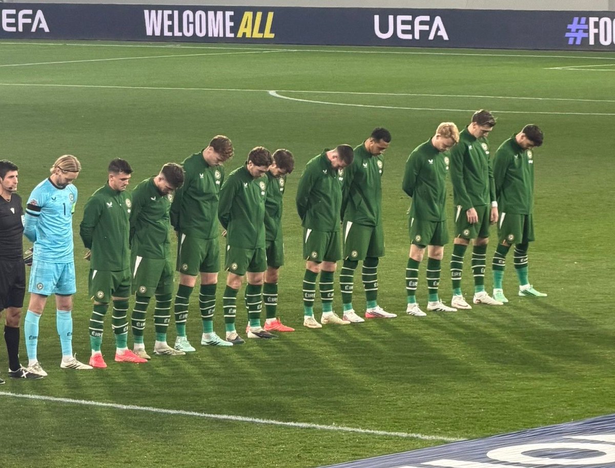 FutboliPolitica's tweet photo. 🇮🇪 Igual que el domingo pasado, hoy también los jugadores de Irlanda mantuvieron la cabeza baja durante el himno de Israel y no hubo apretones de manos, en el partido por Nations League. https://t.co/XCCk0H3mxH