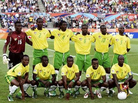 Romain_Molina's tweet photo. En cherchant de belles/grandes aventure foot, la qualification du Togo 🇹🇬 à la Coupe du Monde 2006 me semble assez incroyable et trop méconnue

A l'époque, il était le plus petit pays africain (en terme d'habitants et de superficie) à avoir réalisé cette prouesse dans un groupe éliminatoire qui comptait de belles équipes (Sénégal, Zambie, Mali...)

Les Eperviers n'ont plus vu un Mondial après cela et peinent aujourd'hui à se qualifier en Coupe d'Afrique (quatre échecs de suite) mais l'histoire, elle, reste

Si certains ont fait partie de cette aventure, qu'ils n'hésitent pas à m'écrire !