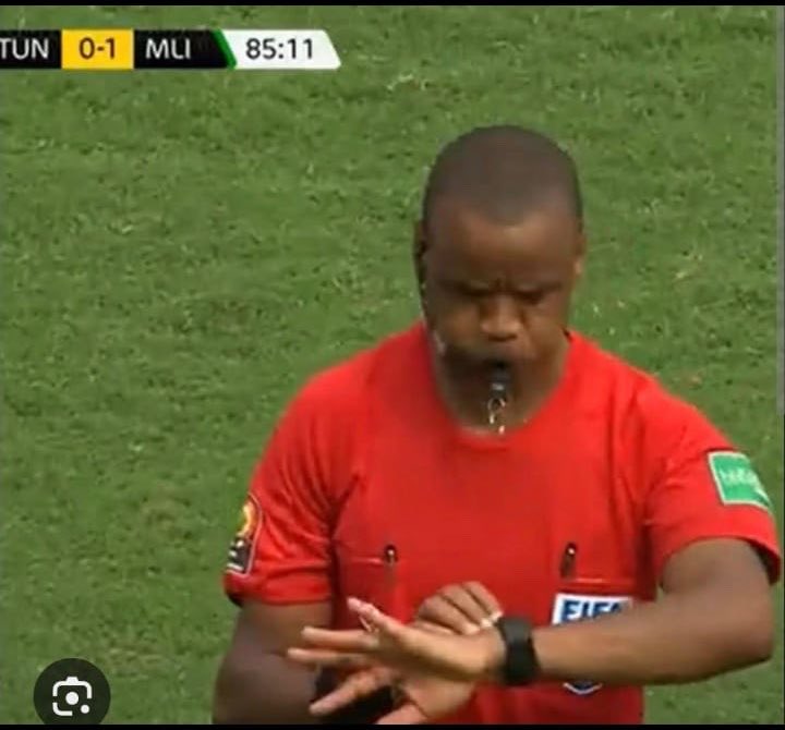 uMthigo_'s tweet photo. Blow the damn whistle, Ref! 😭😂 https://t.co/QO3bo1m9dX
