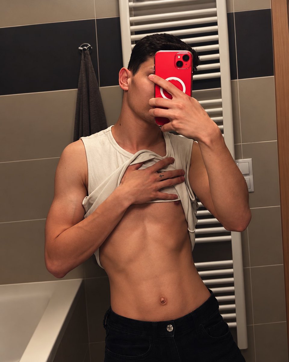 NilsLarsen_OF's tweet photo. Just enough to make you wonder what I’m not showing. 😏

#NilsLarsen #Twink #MirrorSelfie #Tease https://t.co/uAowfidR5S
