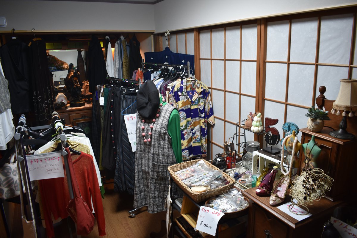 aoinoshiro's tweet photo. カレーの名店だった中津屋『風見鶏』が３月29日に閉店し、建物も解体されましたが、６月21日から近くの古民家に移転して再オープ。カレーの味は健在で雑貨も販売しています。大中駅から徒歩６分。11～14時、14～17時はカフェのみ。水～金曜休。
#長良川鉄道 #鉄道の旅 #大中駅 #風見鶏 https://t.co/ODz7dtaeA3