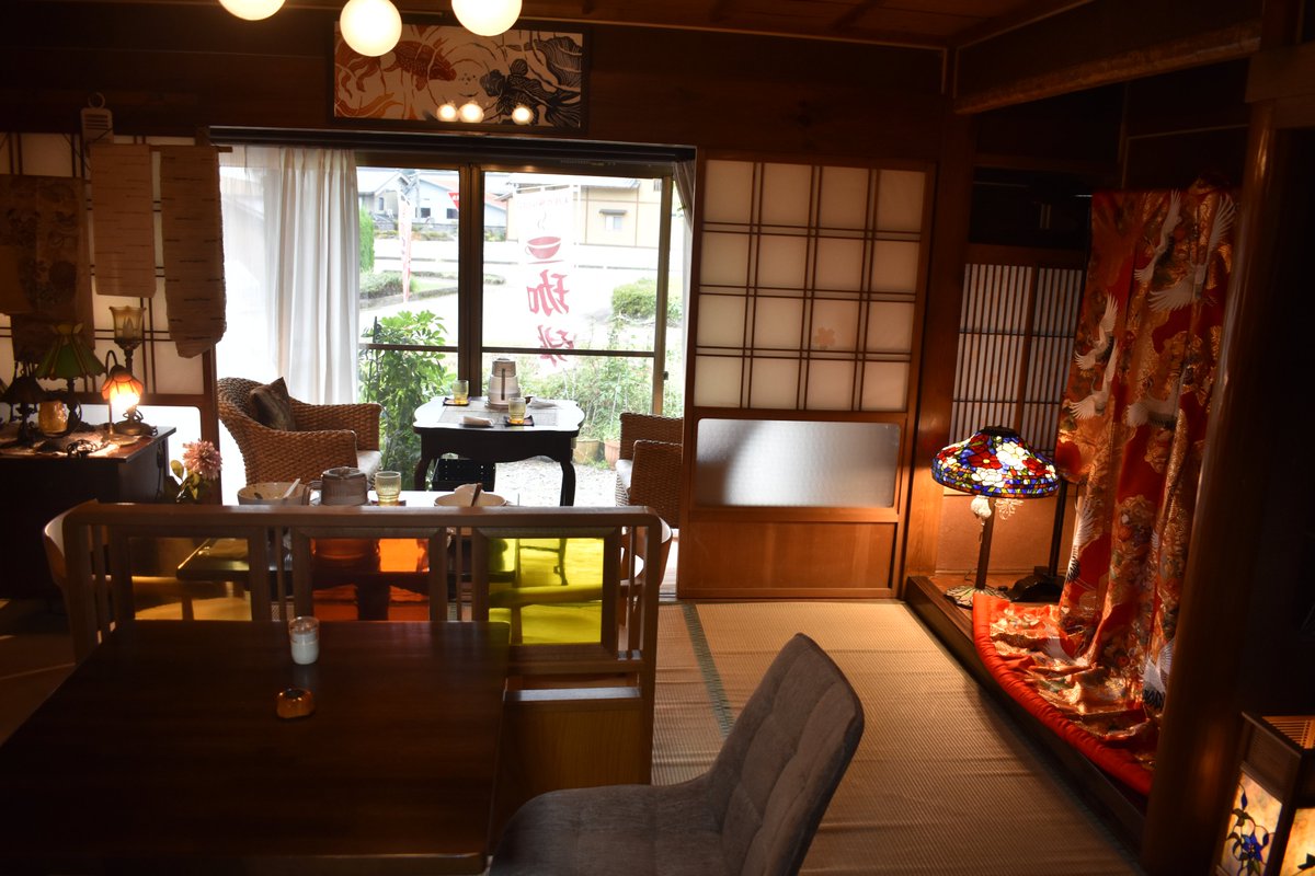 aoinoshiro's tweet photo. カレーの名店だった中津屋『風見鶏』が３月29日に閉店し、建物も解体されましたが、６月21日から近くの古民家に移転して再オープ。カレーの味は健在で雑貨も販売しています。大中駅から徒歩６分。11～14時、14～17時はカフェのみ。水～金曜休。
#長良川鉄道 #鉄道の旅 #大中駅 #風見鶏 https://t.co/ODz7dtaeA3