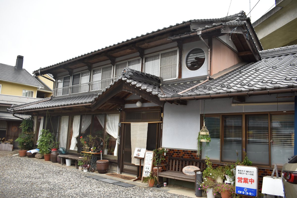 aoinoshiro's tweet photo. カレーの名店だった中津屋『風見鶏』が３月29日に閉店し、建物も解体されましたが、６月21日から近くの古民家に移転して再オープ。カレーの味は健在で雑貨も販売しています。大中駅から徒歩６分。11～14時、14～17時はカフェのみ。水～金曜休。
#長良川鉄道 #鉄道の旅 #大中駅 #風見鶏 https://t.co/ODz7dtaeA3