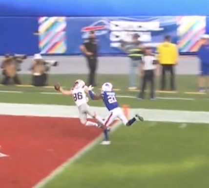 BostonConnr's tweet photo. EFTON. CHISM. III. 

WHAT A PLAY https://t.co/GkUgoZz095
