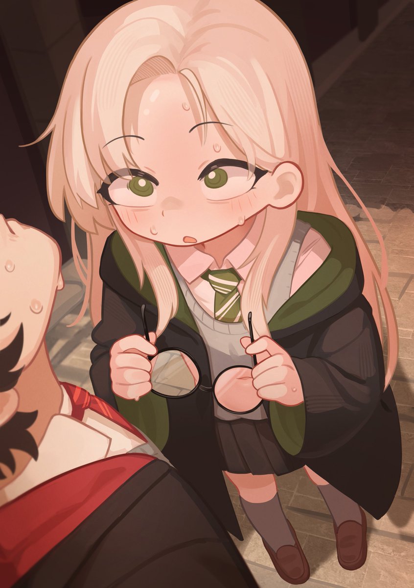 MiniLolise5's tweet photo. Wait, are those see-through glasses?! https://t.co/qsUzTHOWGL