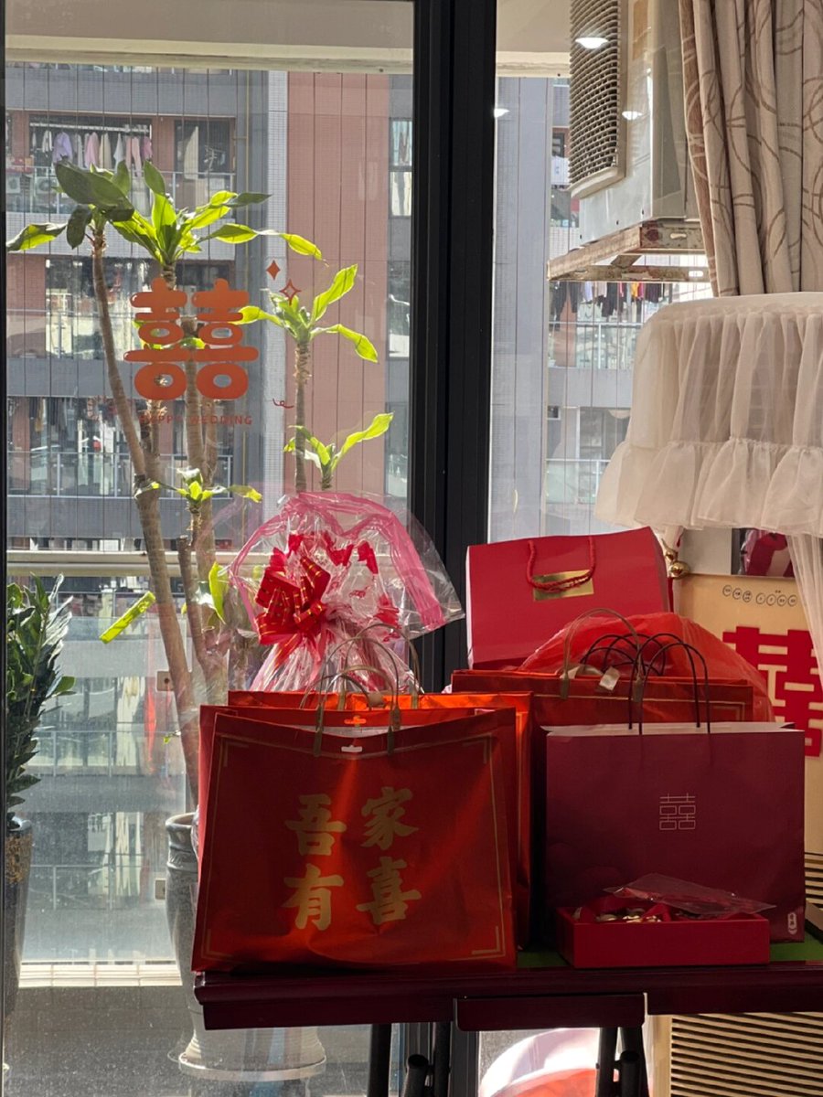 sassmutobbko's tweet photo. [En la imagen se ve un escenario de boda con decoración tradicional, texto chino "县秩聘亲" resaltado, ideal para referir a ceremonias de compromiso o matrimonio regional] https://t.co/SjVzAVfFh1