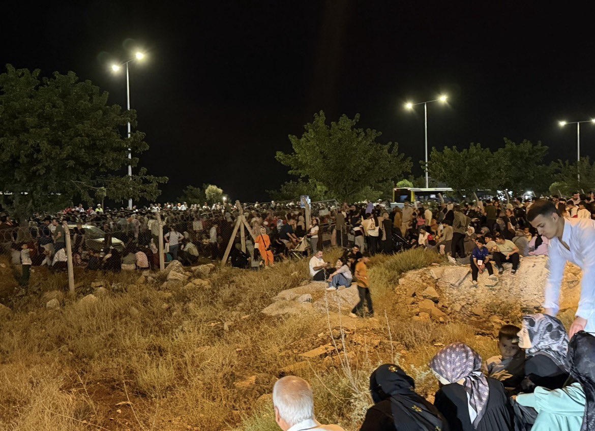 ILHAMIAKASLAN's tweet photo. #TeknofestGüneydoğu festival boyunca eksik koordinasyon ve eksikhazırlıktan dolayı oluşan km’lerce trafik yoğunluğu, halkın saatlerce kuyrukta beklemesi oluşan trafik kazaları medya ya yansımadı.Adeta görmemezlikten gelindi.
@tcbestepe @UABakanligi #SONDAKİKA #TEKNOFESTŞanlıurfa https://t.co/nbgBL41dXw