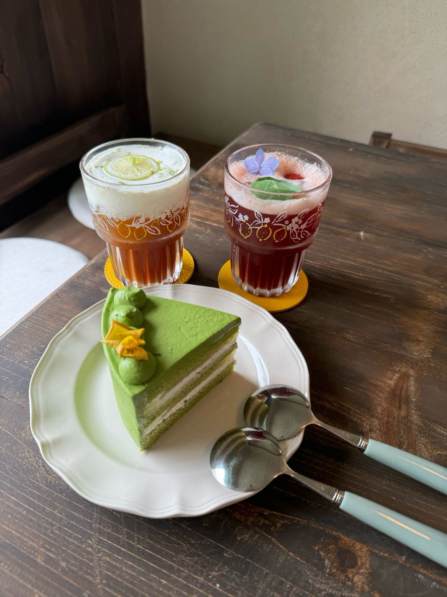 SerenityWeecqw's tweet photo. [Hoy disfruto de un pastel de ciruela con un toque de canela, acompaado de un café, en un día tranquilo]， https://t.co/hzwNOBgpGs