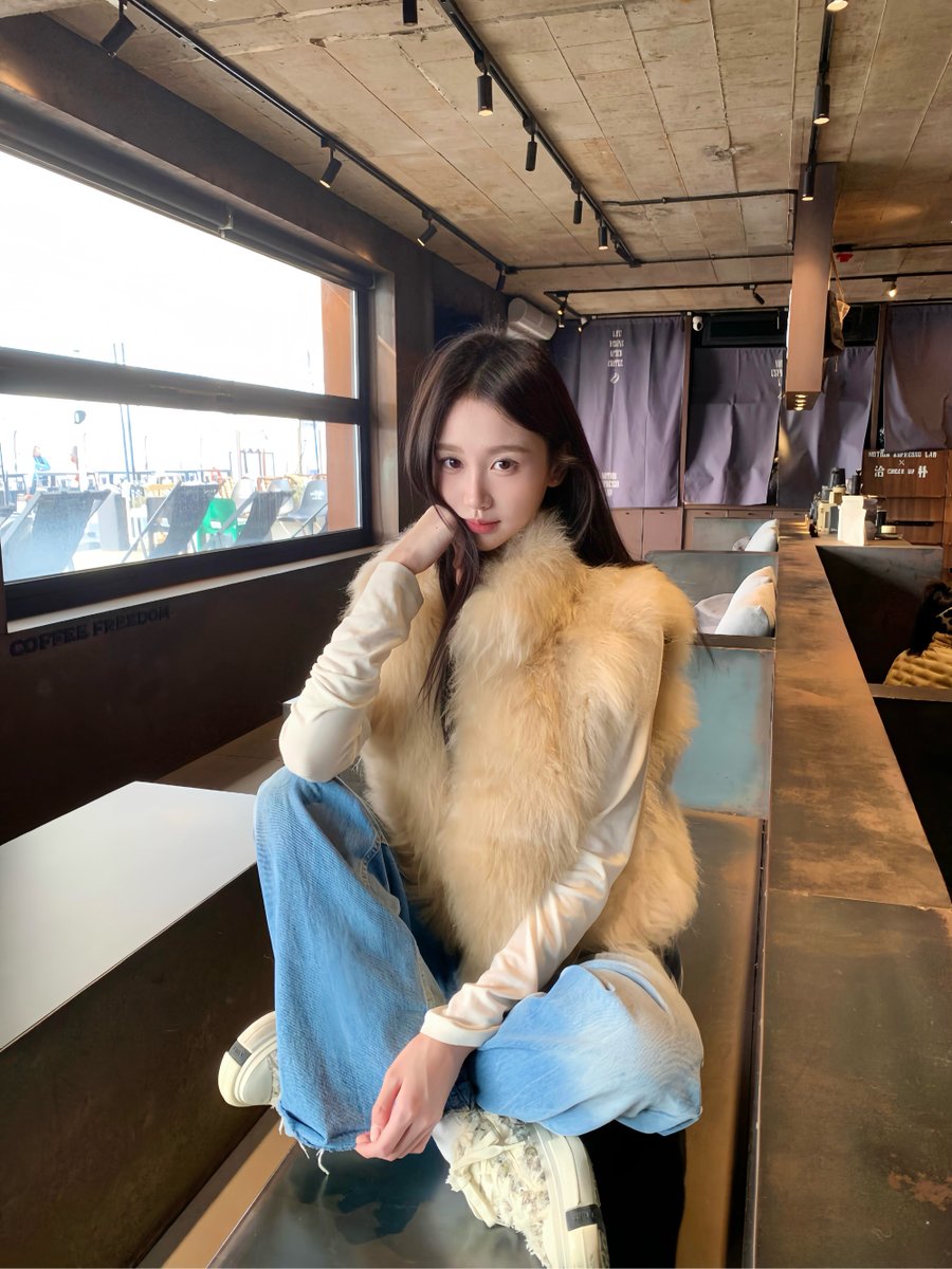 SaraJosephdz's tweet photo. No puedo ni hablar con nadie hoy, mi cara está tan hinchada.（我今天连话都不想跟任何人说，脸肿得不行。）， https://t.co/wDHhr2j224