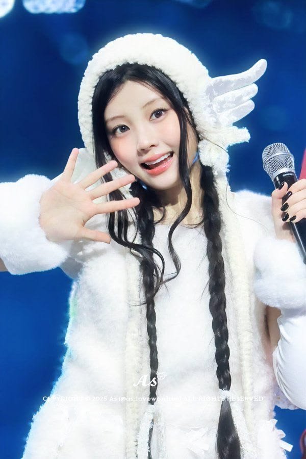 4dazF35o7's tweet photo. Woonhe's performance at the SBS Gayo Daejeon Winter year-end festival on December 25, 2025, is truly unforgettable ✨️ #원희 https://t.co/QW0wHeQzfB