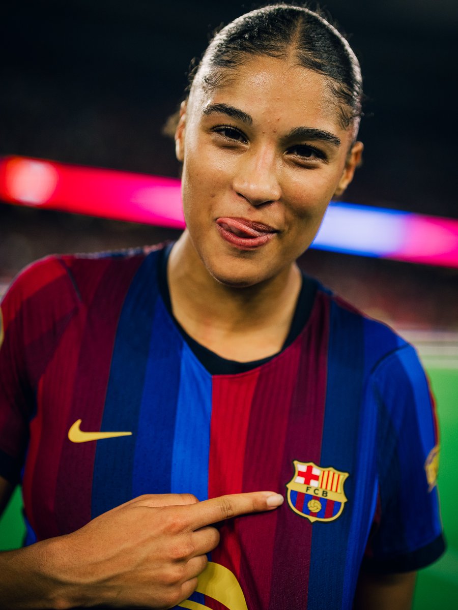 FCBfemeni's tweet photo. El millor equip del món 💙❤️ https://t.co/bEjJvwTG2Y