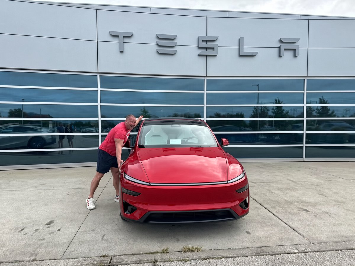 775Garage's tweet photo. Picked up my first Tesla today. 2026 Model Y Performance. An hour in and I was already rearranging the week around driving it.

I’ve owned everything from a Civic to an R8. This is the first one I’d actually use every day. Keeping the other cars, but once the PPF, ceramic, and tint go on next week, this becomes the daily.

The buy was the easy part. The trade bid on my 2025 Denali Ultimate was soft, so I sold it myself. 

Order, financing, paperwork — all in the app, right up to delivery. It was supposed to land Nov–Dec. It showed up early.