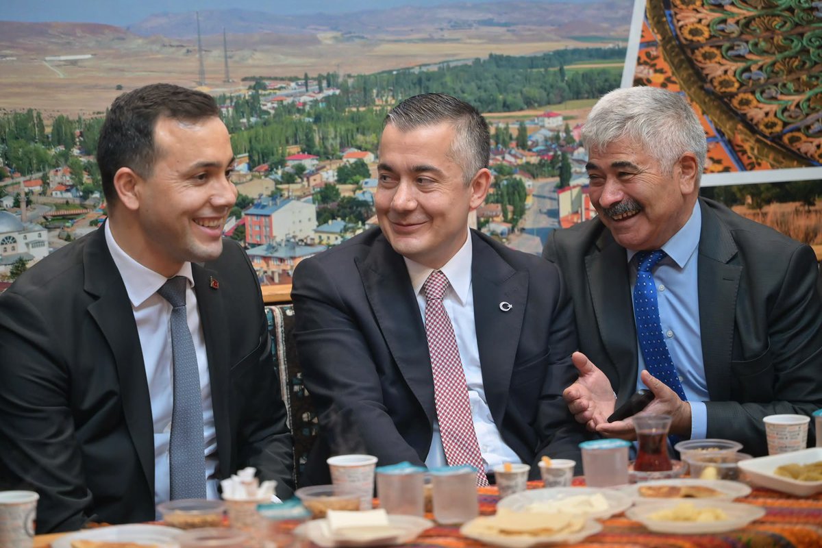 Can_Aksoy_'s tweet photo. 17. Sivas Tanıtım Günleri’nde Sivaslı dostlarımızla buluştuk.🇹🇷

Geçmişte Ulaş Kaymakamlığım dönemimde Sivas’ın köklü kültürüne tanıklık etmiştik. Eşsiz yöresel lezzetlerini tattığımız ve dayanışmamızı güçlendirdiğimiz bu güzel etkinlikte hemşehrilerimizle bir araya gelerek keyifli sohbetler gerçekleştirdik.

Kültürümüzü yaşatan, birlik ve beraberliğimizi güçlendiren bu anlamlı buluşmada emeği geçen herkese teşekkür ediyor; tüm Sivaslı hemşehrilerime selamlarımı iletiyorum.