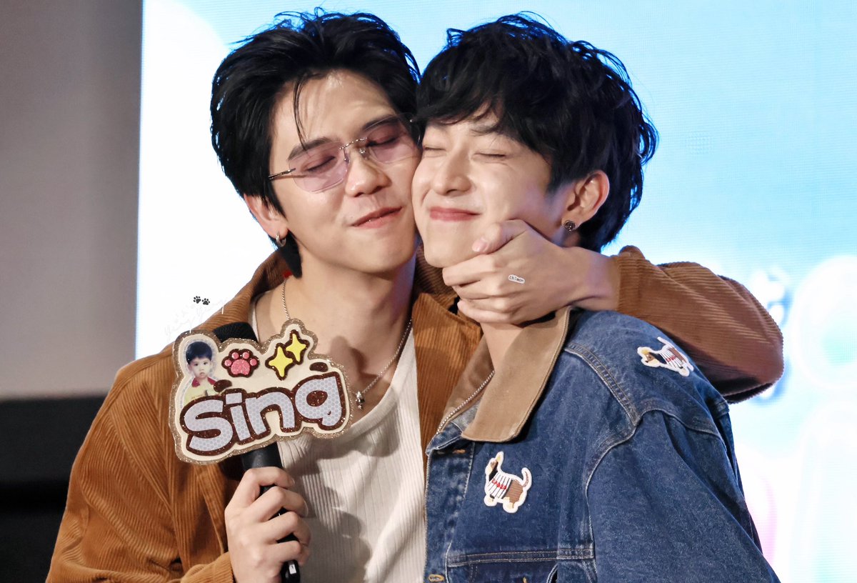 Eliseho1128's tweet photo. Two faces touching🤎💛
May I put my hands in the middle？🤣

1ST FANIVAL OF SINGCHIMON    

#ซิงชิม่อน #singchimon
#GMMTVFANIVAL2026HappyFamilyxSC https://t.co/cjUwPzZC7D