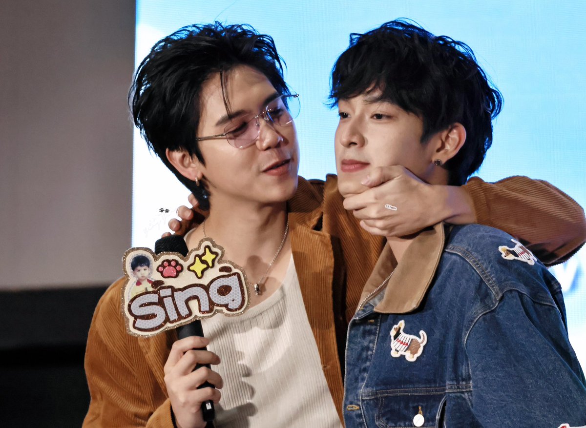 Eliseho1128's tweet photo. Two faces touching🤎💛
May I put my hands in the middle？🤣

1ST FANIVAL OF SINGCHIMON    

#ซิงชิม่อน #singchimon
#GMMTVFANIVAL2026HappyFamilyxSC https://t.co/cjUwPzZC7D