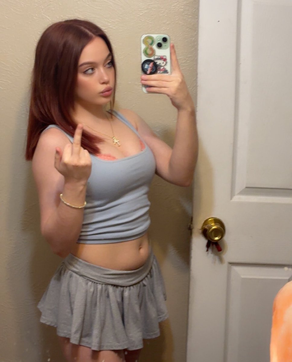 findomwren's tweet photo. Your favorite middle finger prompting you to give me whatever I want 😹 https://t.co/zA2VrOgue8