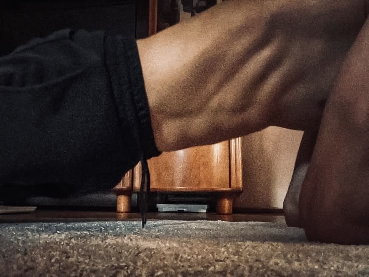 c0ltongrace's tweet photo. first time ever doing #seductivesunday, did i do it right?  anyway, plank until failure :) https://t.co/MynlW7N8t3