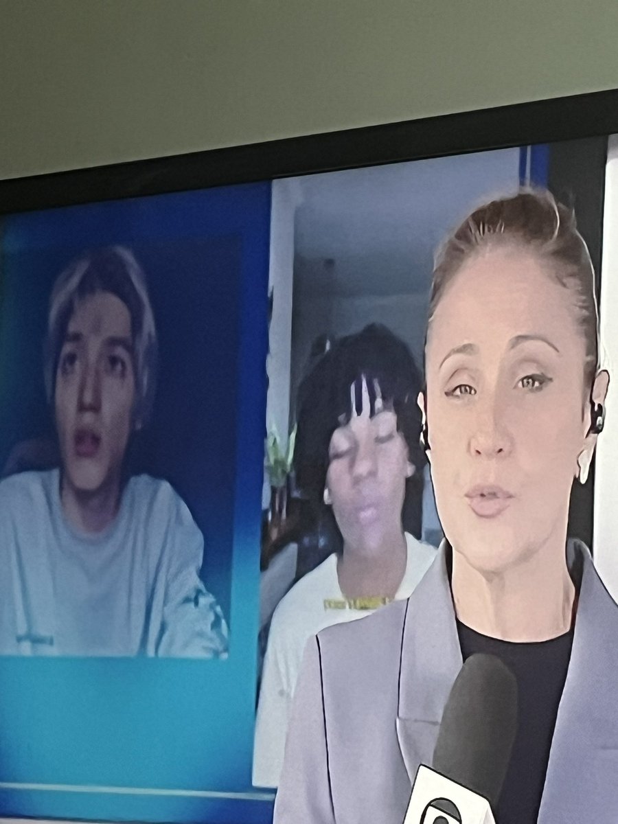 jenowzy's tweet photo. to aqui vendo o plantão de eleições da globo e o TAEYONG DO NADA ALI ATRÁS https://t.co/qMmuN8i035