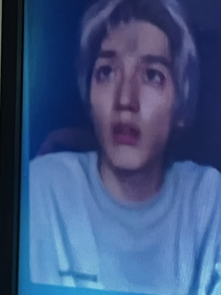 jenowzy's tweet photo. to aqui vendo o plantão de eleições da globo e o TAEYONG DO NADA ALI ATRÁS https://t.co/qMmuN8i035