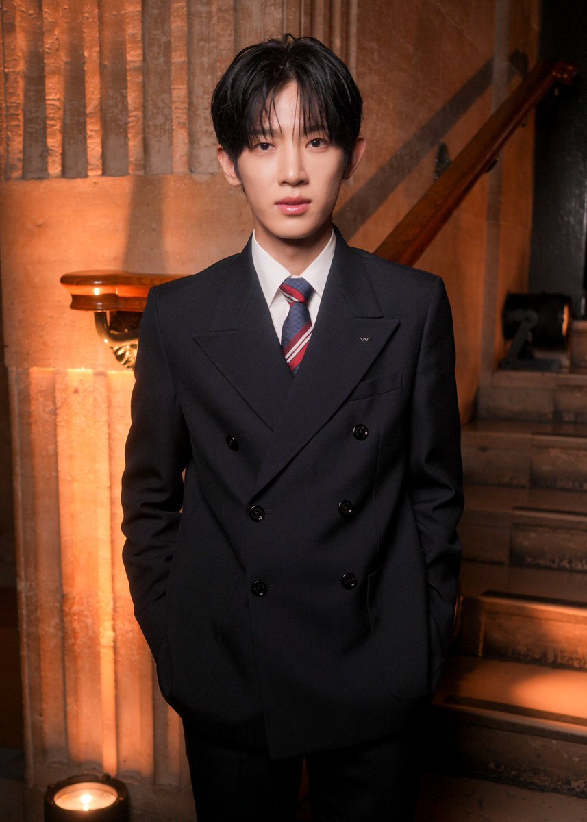loveupswioo's tweet photo. 화려한 모습 뒤에도 묵묵히 노력하는 너의 모습을 잊지 않을 거예요. 행복만 가득한 날들이 너에게 찾아오길 진심으로 기도해💜

PARK SIWOO AT VALENTINO PFWSS27

#PARKSIWOOxVALENTINO
#VALENTINOPFWSS27
#PARKSIWOO https://t.co/NDRpt4YDNz