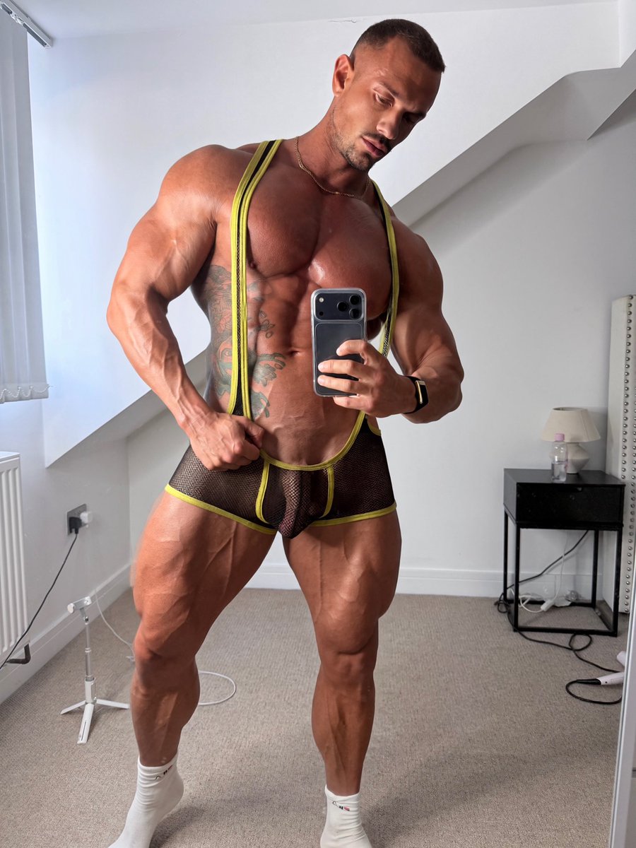 MuscleDomMaster's tweet photo. On your fucking knees 👊🏽💰 https://t.co/Glzmbqr5RE