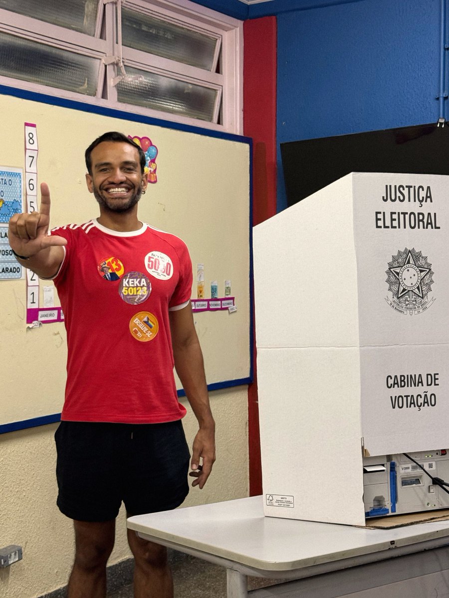 fabiofelixdf's tweet photo. Eleição histórica! Defender o Brasil, nossa democracia e mudar os rumos do DF é nosso dever  ✊🏾🇧🇷 https://t.co/o6DzsJti1w