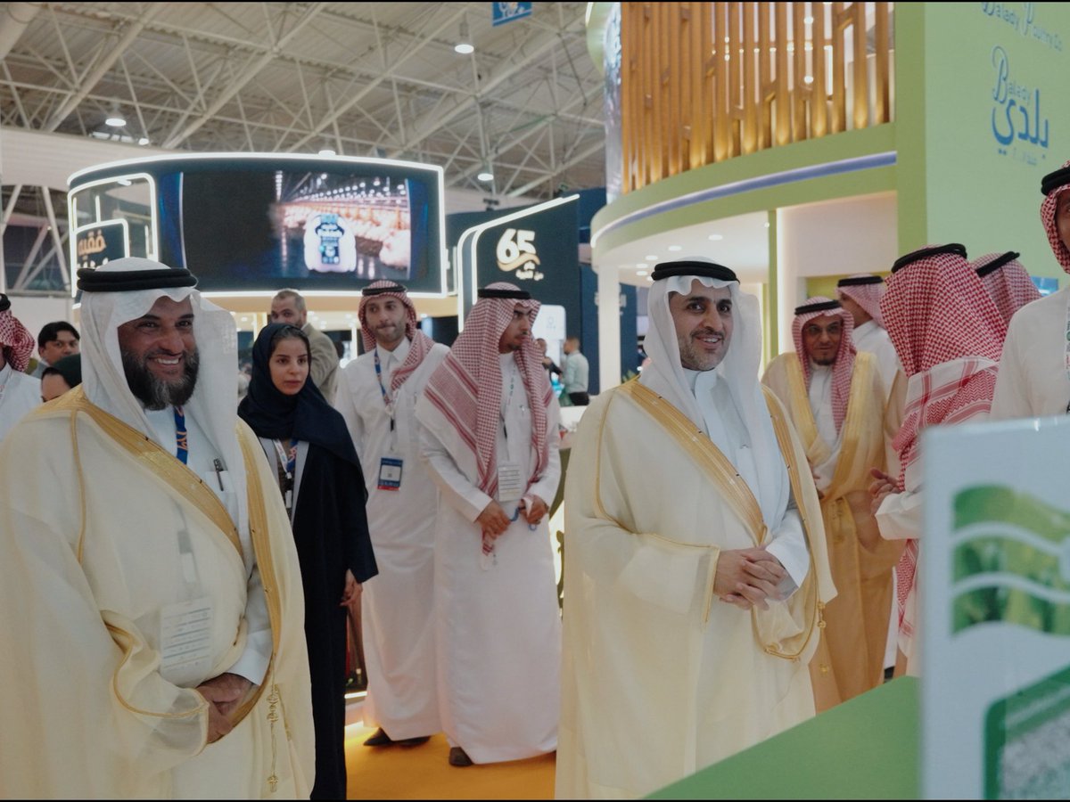AdfGovSa's tweet photo. معالي نائب وزير البيئة والمياه والزراعة المهندس منصور بن هلال المشيطي @mansourmushaiti يزور جناح الصندوق في #معرض_الشرق_الأوسط_للدواجن، وكان في استقباله رئيس الاستراتيجية التنفيذي المهندس عادل بن عبدالله الجمعة.
واطّلع معاليه على دور الصندوق في دعم قطاع الدواجن، وما يقدمه من برامج تمويلية واستشارات لتطوير ونمو القطاع والخدمات المساندة المرتبطة به.