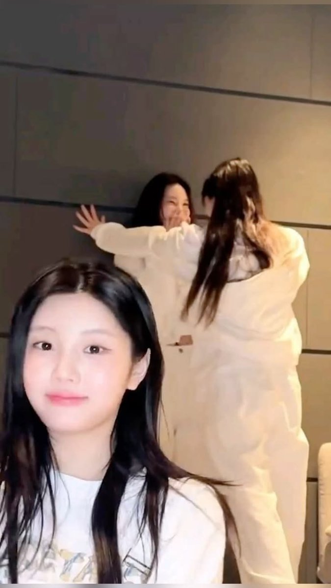 BIASFEROX's tweet photo. Minju and Yunah ?!  #아일릿 https://t.co/E2516UrS6k