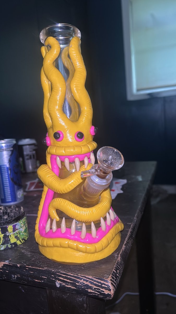 RG420__'s tweet photo. New bong coming cold 😮‍💨#weedtwt https://t.co/UDJBWGWogN