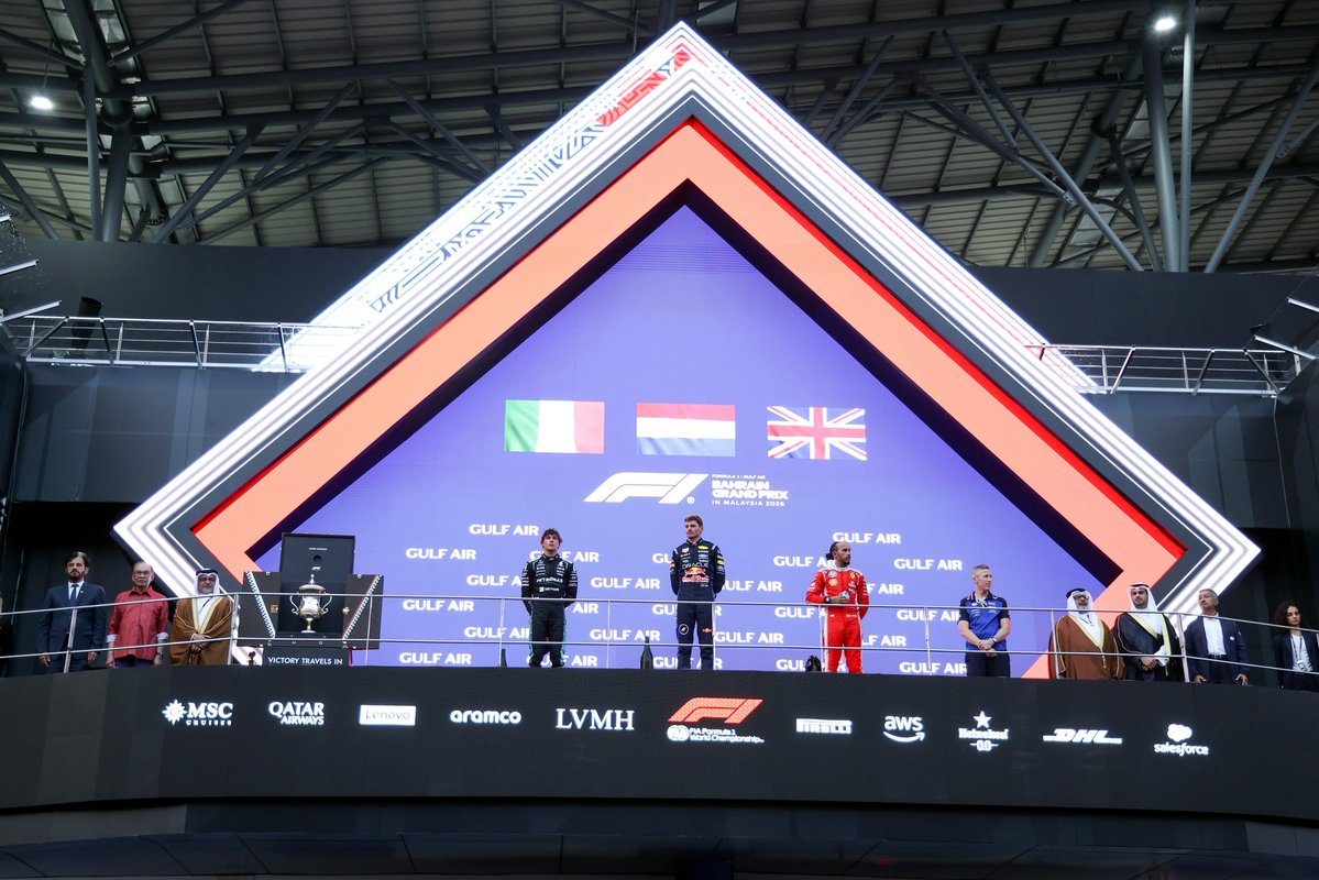 anwaribrahim's tweet photo. Bersama Putera Mahkota merangkap Perdana Menteri Bahrain, Putera Salman bin Hamad Al Khalifa, menyampaikan trofi kepada para pelumba dan pasukan yang mengungguli Formula 1 Gulf Air Bahrain Grand Prix di Malaysia 2026 di Litar Antarabangsa Sepang.

Tahniah kepada Max Verstappen, Kimi Antonelli dan Lewis Hamilton serta pasukan Red Bull Racing atas kejayaan yang diraih dalam perlumbaan yang penuh debaran dan persaingan sengit.

Terima kasih kepada seluruh pelumba dan pasukan atas aksi hebat yang disajikan buat peminat dari seluruh dunia, sekali gus menjadikan perlumbaan di Sepang kali ini kenangan yang cukup bermakna.

🇲🇾🇧🇭🏁

#MalaysiaMADANI
#YakinMADANI
#F1

Kredit: Bernama, EPA
