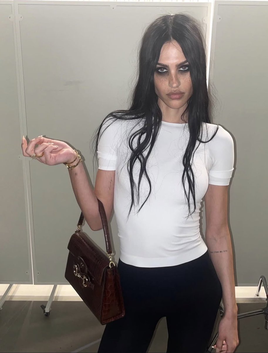 imarealdolltho's tweet photo. قد سمعتوا بمصطلح Heroin Chic؟ 
ترند انتشر بالتسعينيات كان يمجّد النحافة الزايدة والبشرة الشاحبة والهالات لدرجة إن شكل التعب والهزال صار يعتبر جمال! واكثر وحده اشتهرت بهالشكل كانت Kate Moss بهذيك الفترة. والغريب ان الشكل هذا جالس يرجع الحين ويروجون له باسم الجمال والرشاقه! https://t.co/SbbJJG57ch