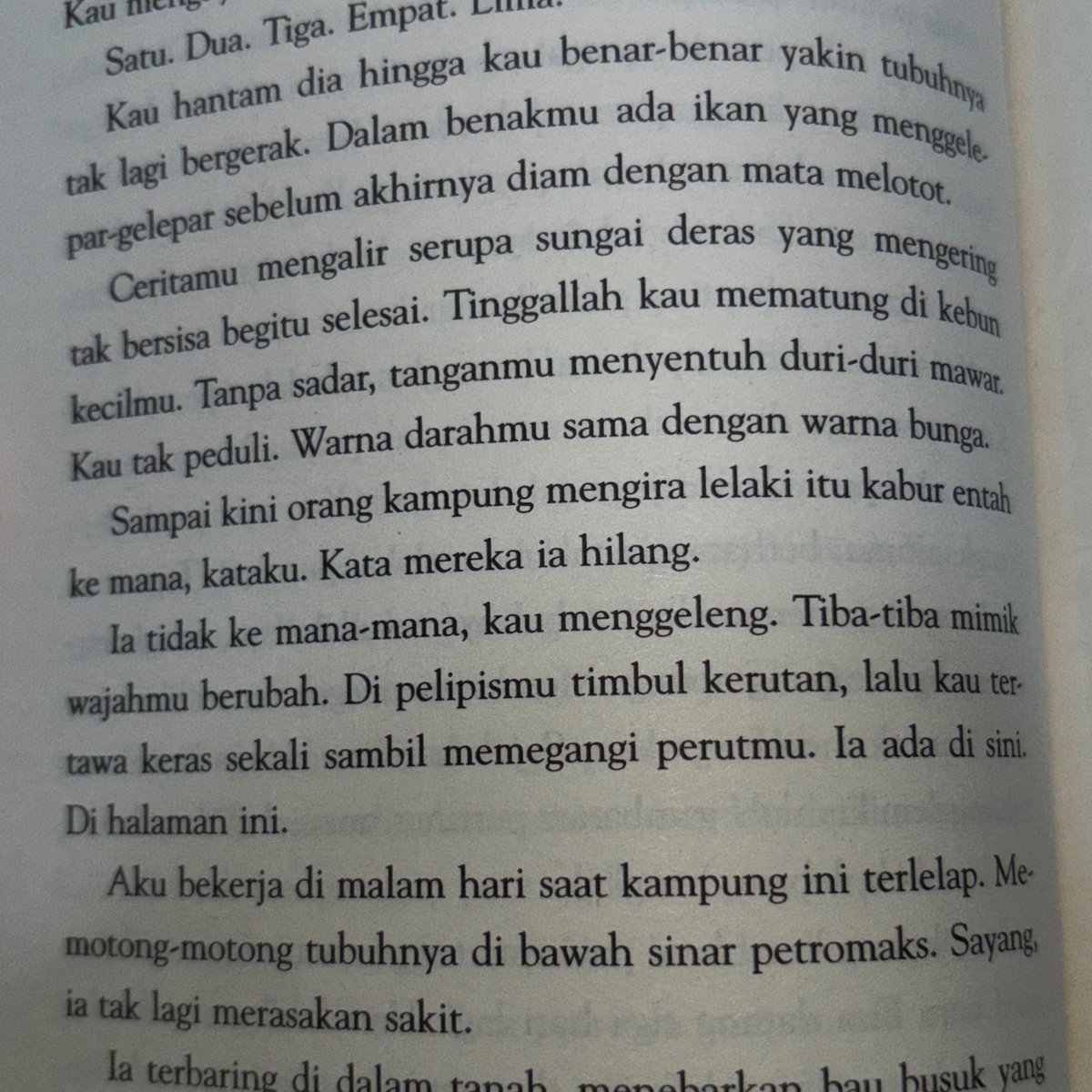 Fluerdeluna's tweet photo. Baca berkali kali Mak Ipah dan Bunga-bunga, I really want to be brave too, to kill those inhumane, morally broken people and sexual predators!!

Ini berasa jiwa gue banget!! https://t.co/EvZZoZjHOX