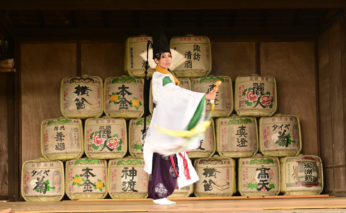 sanekiyosononi's tweet photo. 【cosplay】ngwk/sw yrsg

―御神楽―

＃すわコス部
◇神社から特別な許可を得て撮影しております
◇location/手長神社様
◇photo/@Kurage_camera0

ねえ見て🙏神楽殿と私の体格のジャストフィットなサイズ感…鎌倉期身長で良かったと改めておもう😭そしてベスト角度で捉えてくれた📷️さん最高 https://t.co/o0FctHIKHr