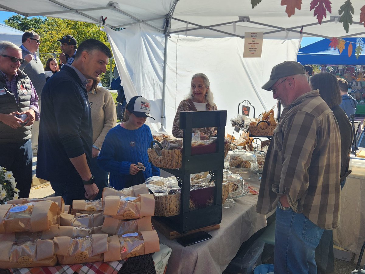 tombarrettmi7's tweet photo. Thanks to the US Chamber of Commerce for inviting me on their bus tour in Grand Ledge on Saturday.

Small business powers the economy here in mid-Michigan and Grand Ledge has so many great ones. Gwen came home with quite the bag of treats! https://t.co/Uwofo5Ltyg