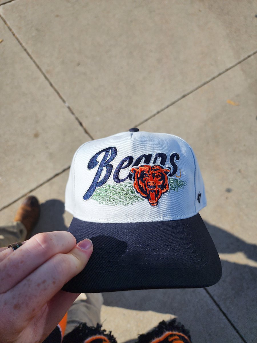 DoctorChalupa's tweet photo. First ever time in Chicago. One night left, what a great city what great people. Cannot wait for this game. Only way to get better from here is if I could get this hat signed. Internet please help me 🙏 @ChicagoBears @CALEBcsw #BearsvsJets #BearDown https://t.co/KVIM53nga0