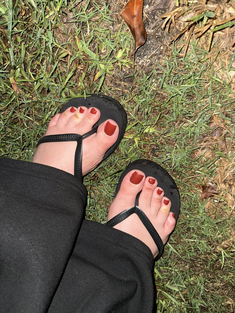 Misole007's tweet photo. Your favorite view starts here 🍂🍁  #toes #feet #FallVibes link in bio 👣 https://t.co/gUmYSZdf7c