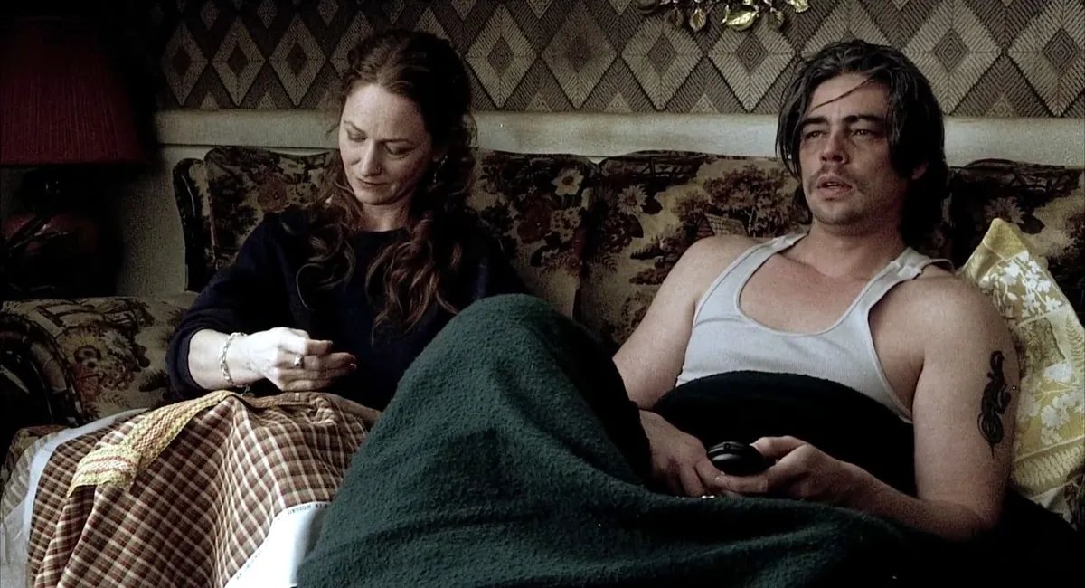 GadaOFilmach's tweet photo. „21 Grams” to film niesiosny przez znakomite aktorstwo Benicio del Toro i Naomi Watts, ale też kompletnie pokiereszowany przez nielinearną narrację, która bywa skuteczna, jednak w wielu momentach kompletnie wybija z możliwości wczucia się w losy bohaterów. https://t.co/716FBi39Ng