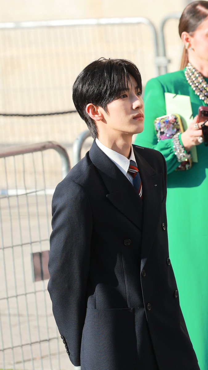 Echoparkernnn's tweet photo. Siwoo et Valentino, c’est l'accord parfait. Une apparition mémorable qui restera dans les annales de cette Fashion Week !

PARK SIWOO AT VALENTINO PFWSS27

#PARKSIWOOxVALENTINO
#VALENTINOPFWSS27
#PARKSIWOO https://t.co/mN1V3qfkwC