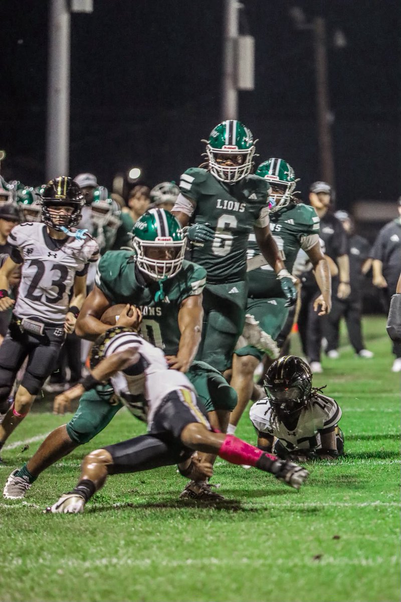 ZyleerK's tweet photo. good team win against liberty 21-14 dawg fight 10 carries 83 yds ##RTR @LHSTX_Football https://t.co/5uCcop0Dxk