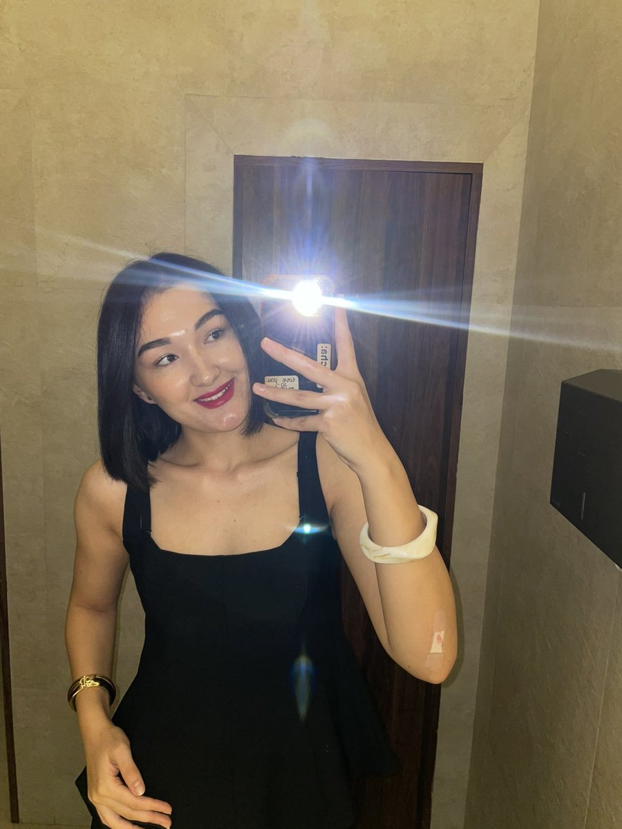 and21954's tweet photo. How does my gf look? https://t.co/BWDqrzLpgl