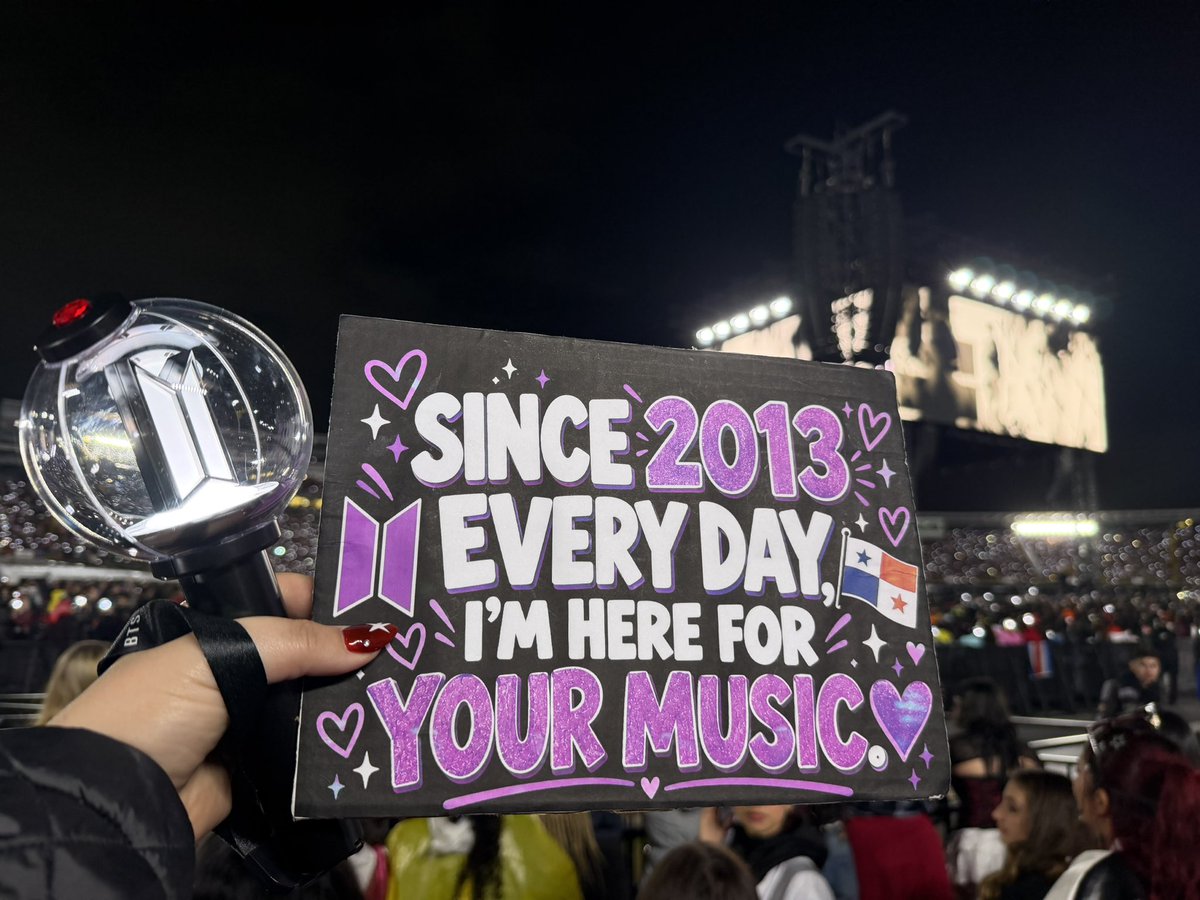 littleSaraVoo's tweet photo. Desde 2013 hasta hoy. He crecido, he cambiado y he vivido, pero las cosas entre ustedes y yo no han cambiado; esto sigue intacto. Este año ha sido difícil y, aun así, su música ha seguido conmigo✨💜
GRACIAS TOTALES, @BTS_twt. 💜

#BTS_WORLDTOUR_ARİRANG_BOGOTA 
#BTSEnBogotá https://t.co/XltXXZCifR