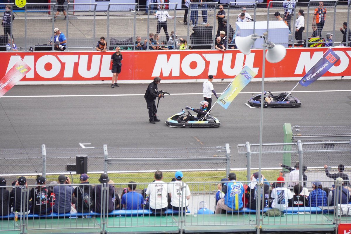 mitarou_bike's tweet photo. 昨年はお腹にいた我が子と、今年は一緒にMotoGPに来ることができました🫶
この二日間は現地でまわりの人にたくさん助けられて、感謝の気持ちでいっぱい��す😌

小椋選手お疲れさまでした！！！
生でアツい走りを観られてサイコーでした😊

#MotoGP #MotoGPmotegi2026 https://t.co/oYKsZ0E2SI