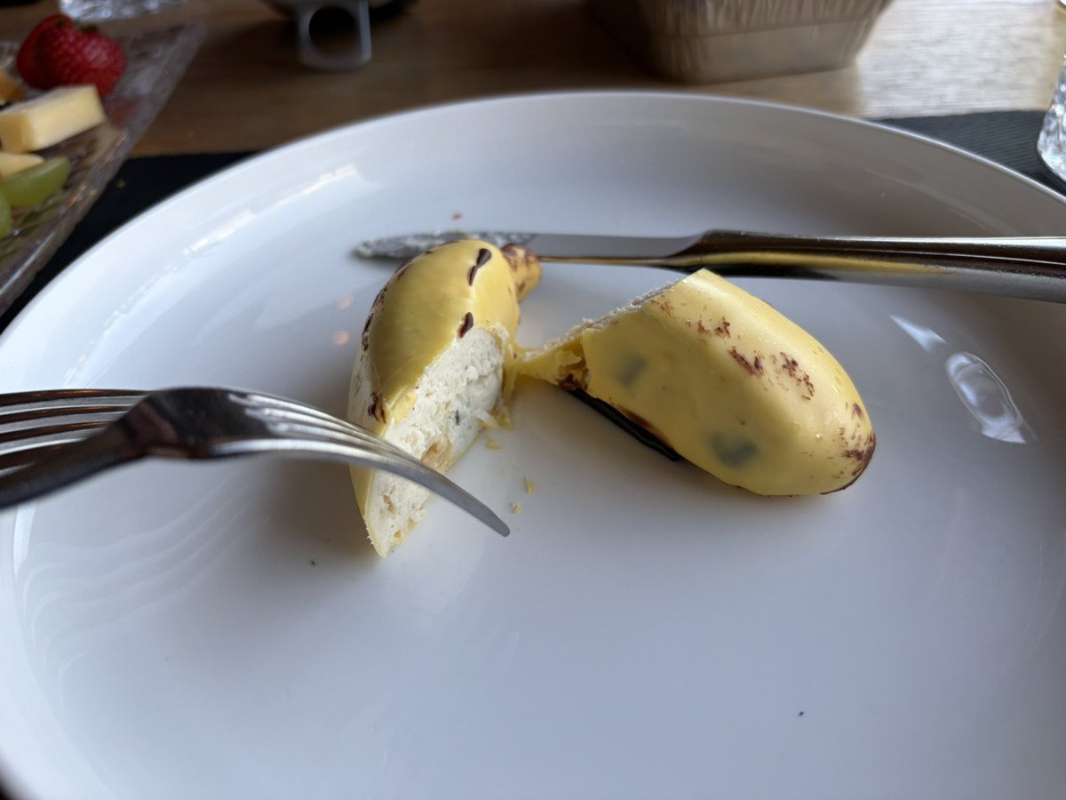 pirayenella's tweet photo. Yemeğe gittik, menüde tatlı "Muz" yazıyordu ve karşıma bu çıktı.

​Çok şaşırdım çünkü ilginç bir şekilde bu muzu tanıyorum ve tanıyorsunuz💰 https://t.co/JUQk6uHjVk