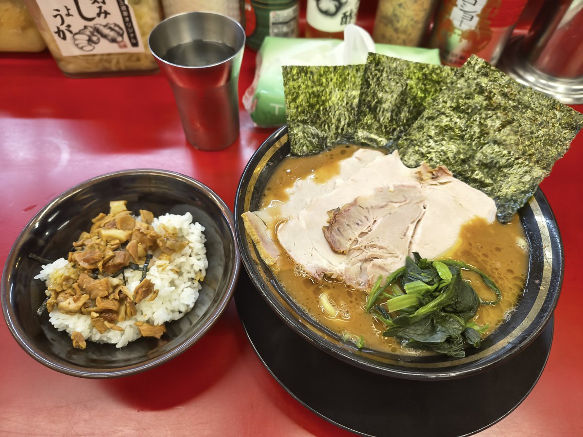 Color000000s's tweet photo. 王道家 柏店にお邪魔しました
噂通りの味の濃さはもちろんですが全体のバランスがとても良く、大変美味しくすすれました！ごっそれい！ https://t.co/csd0mBNZpH