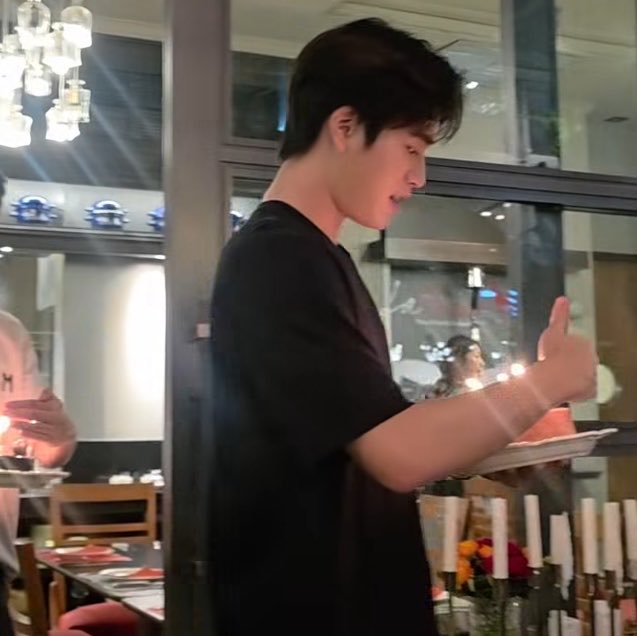 bemynameting's tweet photo. วัสดุแฟนน้องโฟ้ดมาก หล่ออบอุ่นใจดี ถือเค้กให้เธอคนแรกทุกปี แล้วแม่จาปายหาแฟนที่ไหนให้คล้ายแบบนี้หล่ะน้องบี๋ 😭🫵🏻 https://t.co/6FIxMKeXnJ