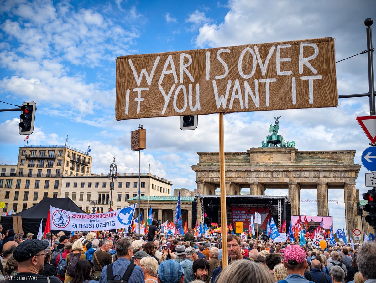 norberthaering's tweet photo. Wer heute gegen 12 Uhr im Netz nach Berichten über die großen Friedensdemos in Berlin und Stuttgart suchte bekam fast nur Berichte von der Demo in Berlin 2024 angeboten. Wer bei https://t.co/PpcimDN64v nachschaute fand nichts dazu auf der Startseite oder unter Inland. dafür einen Bericht über Menschenketten für Klimagerechtigkeit, Influencer und Jagd, 140 Jahre deutsche Seemannsmission und vieles mehr.